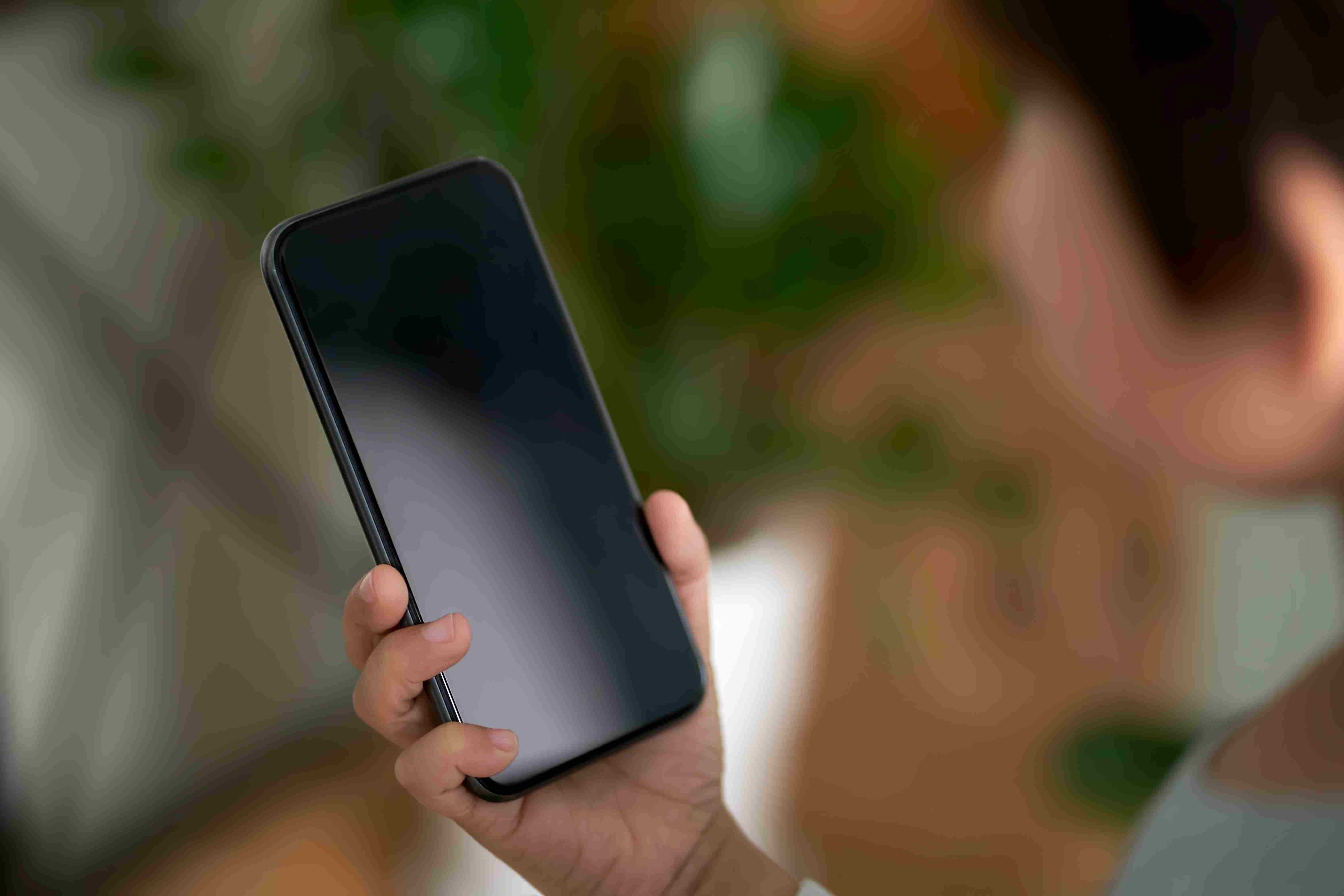 Comment enlever l’écran noir d’un iPhone : solutions efficaces