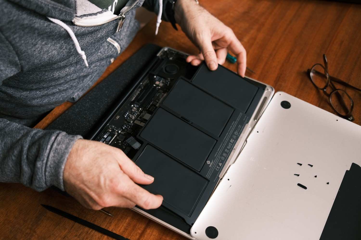 MacBook ne charge plus : causes fréquentes et solutions efficaces