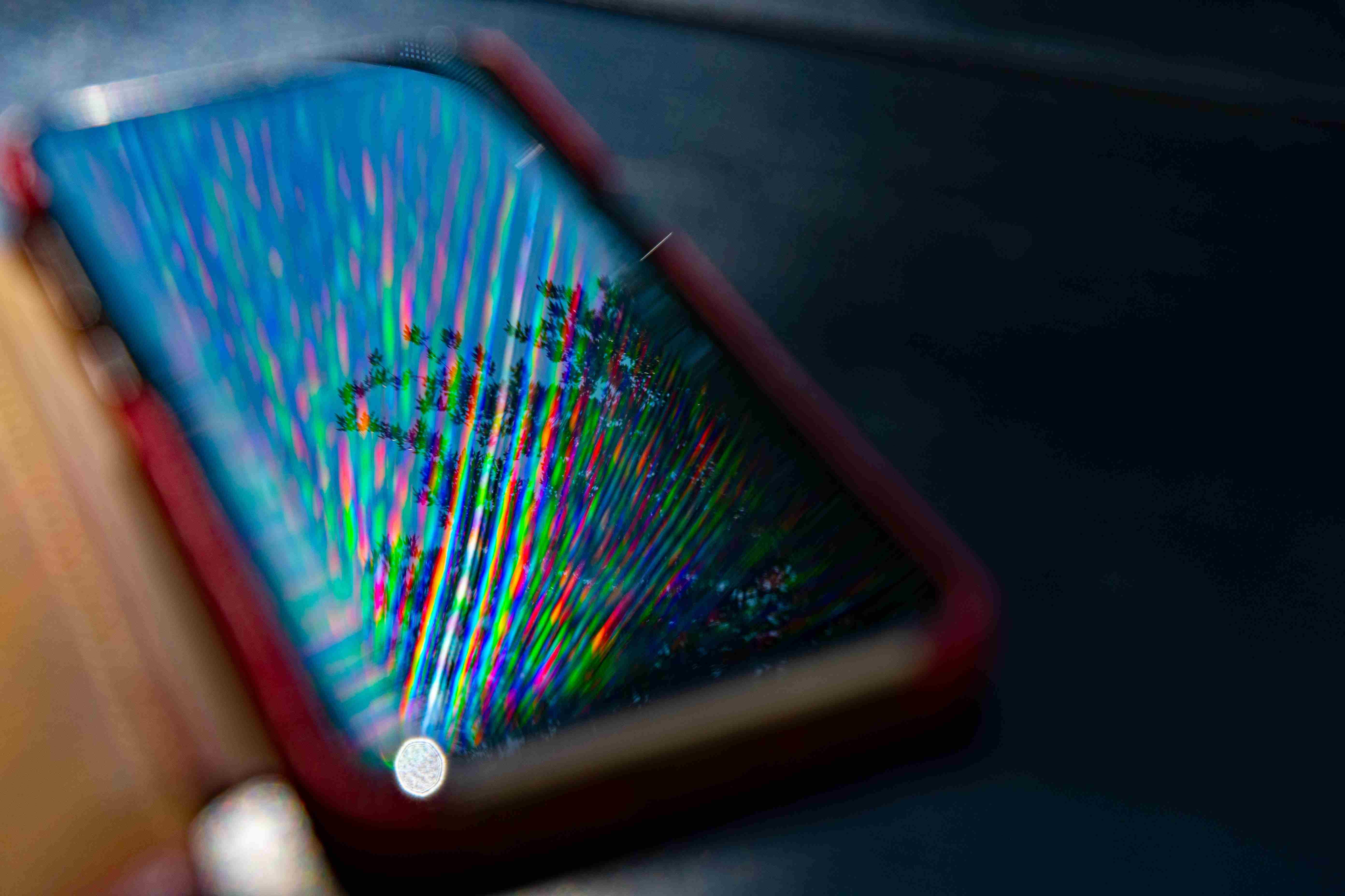 Écran d’iPhone qui reste en noir et blanc : causes et solutions efficaces