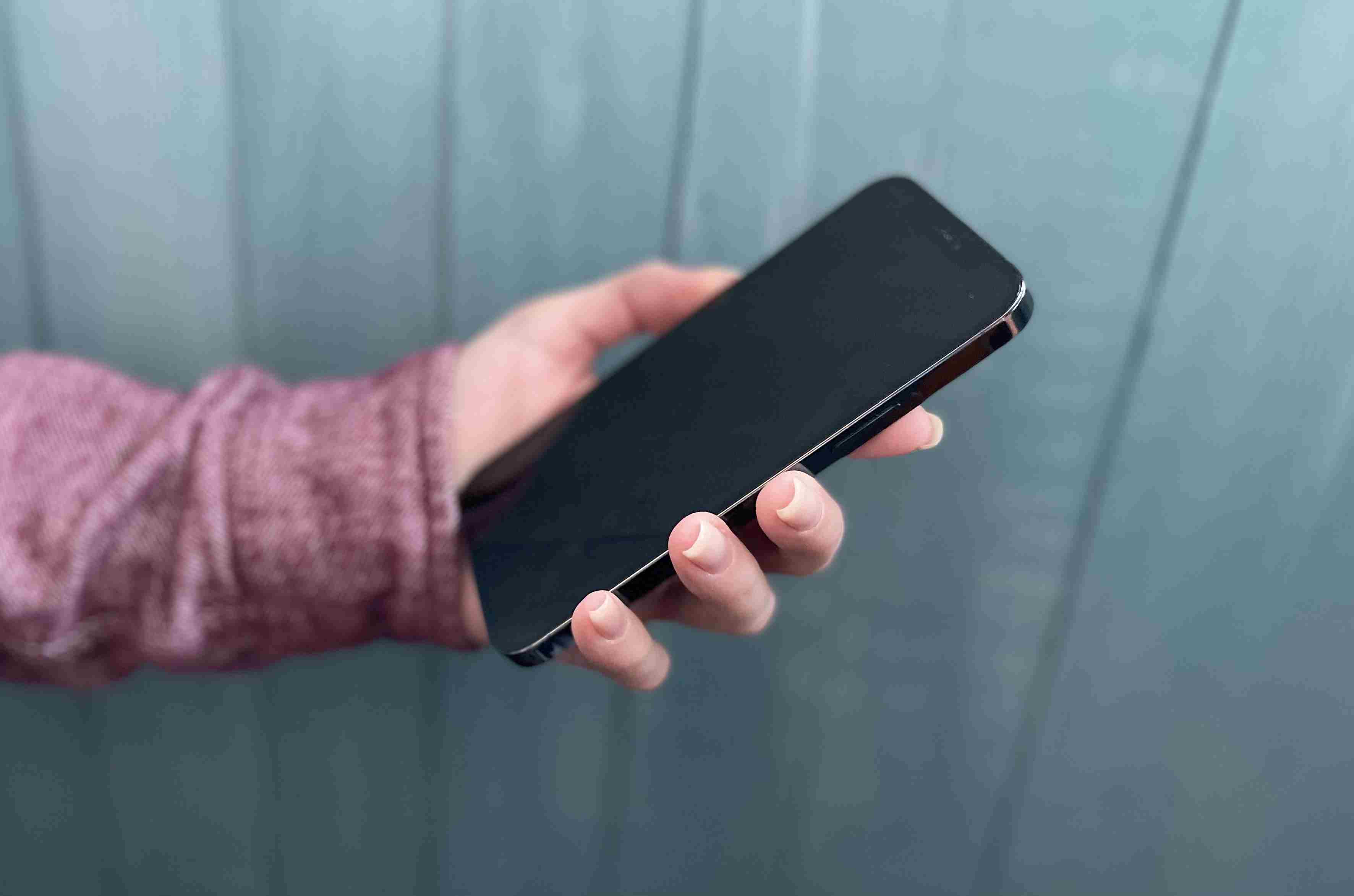 Que faire quand l’iPhone reste bloqué sur écran noir ?