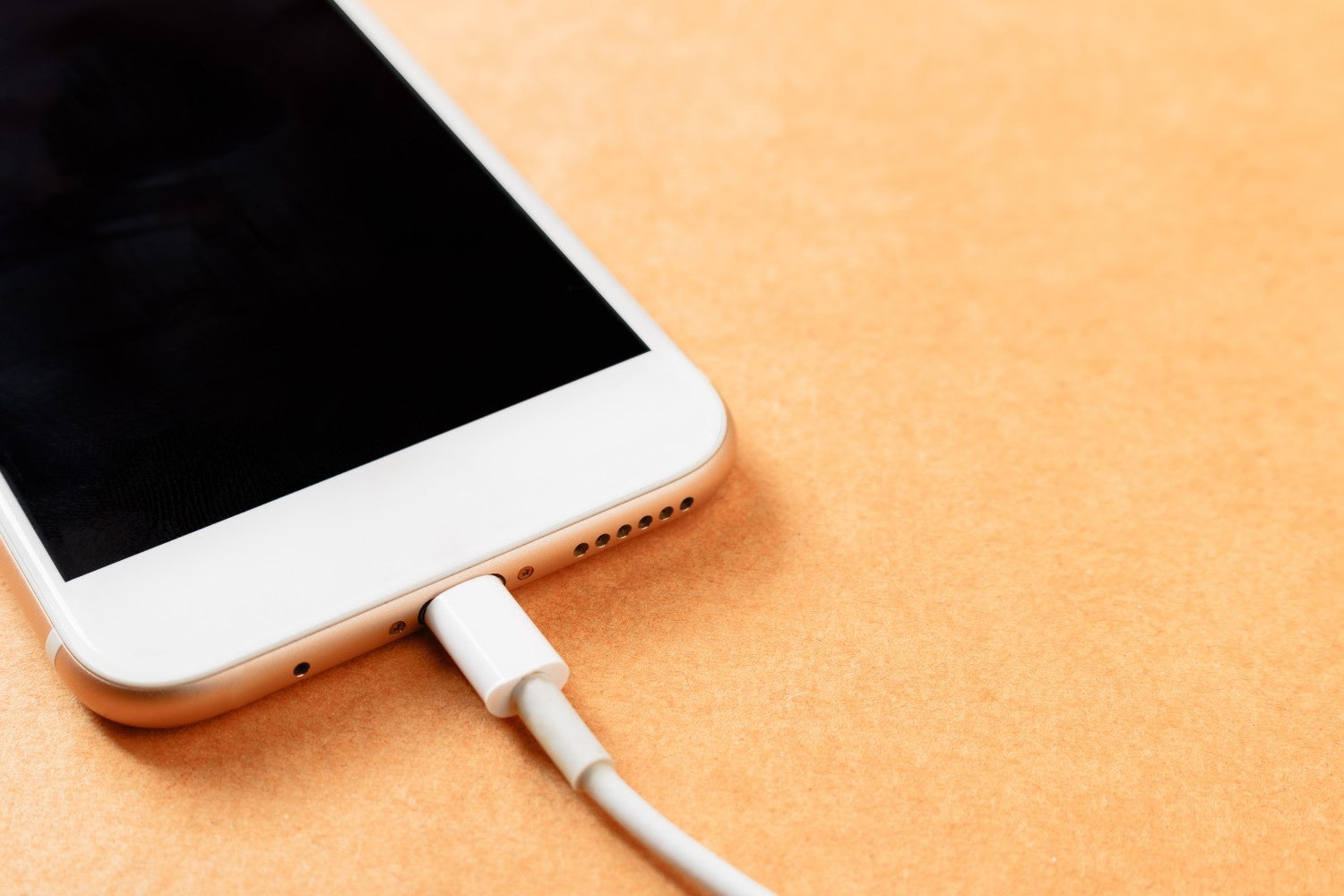 iPhone affiche une batterie rouge et ne charge plus : que faire ?