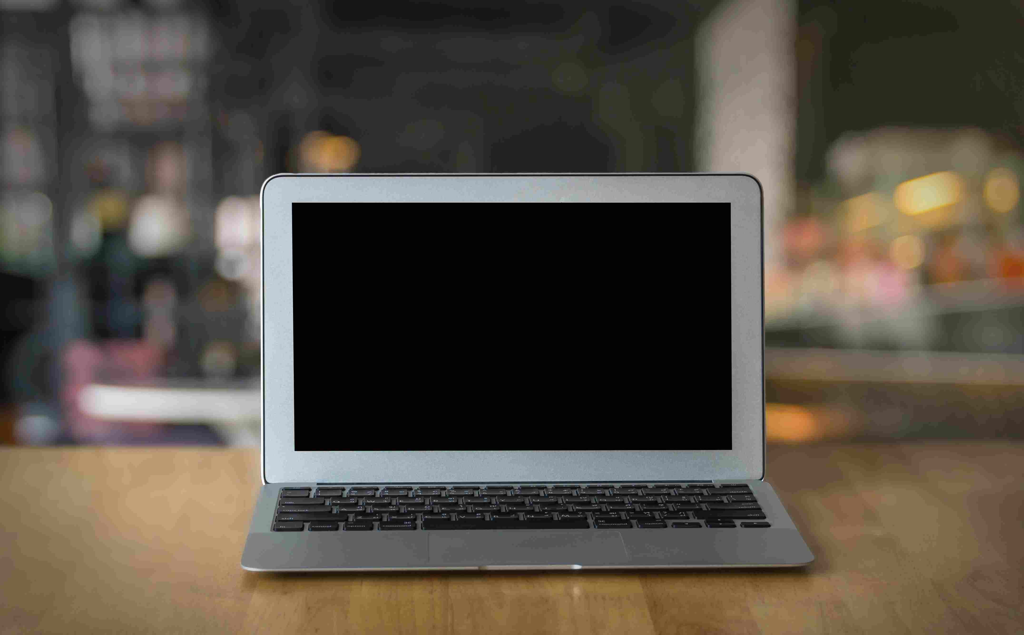MacBook Air écran noir mais fonctionne encore : que faire ?