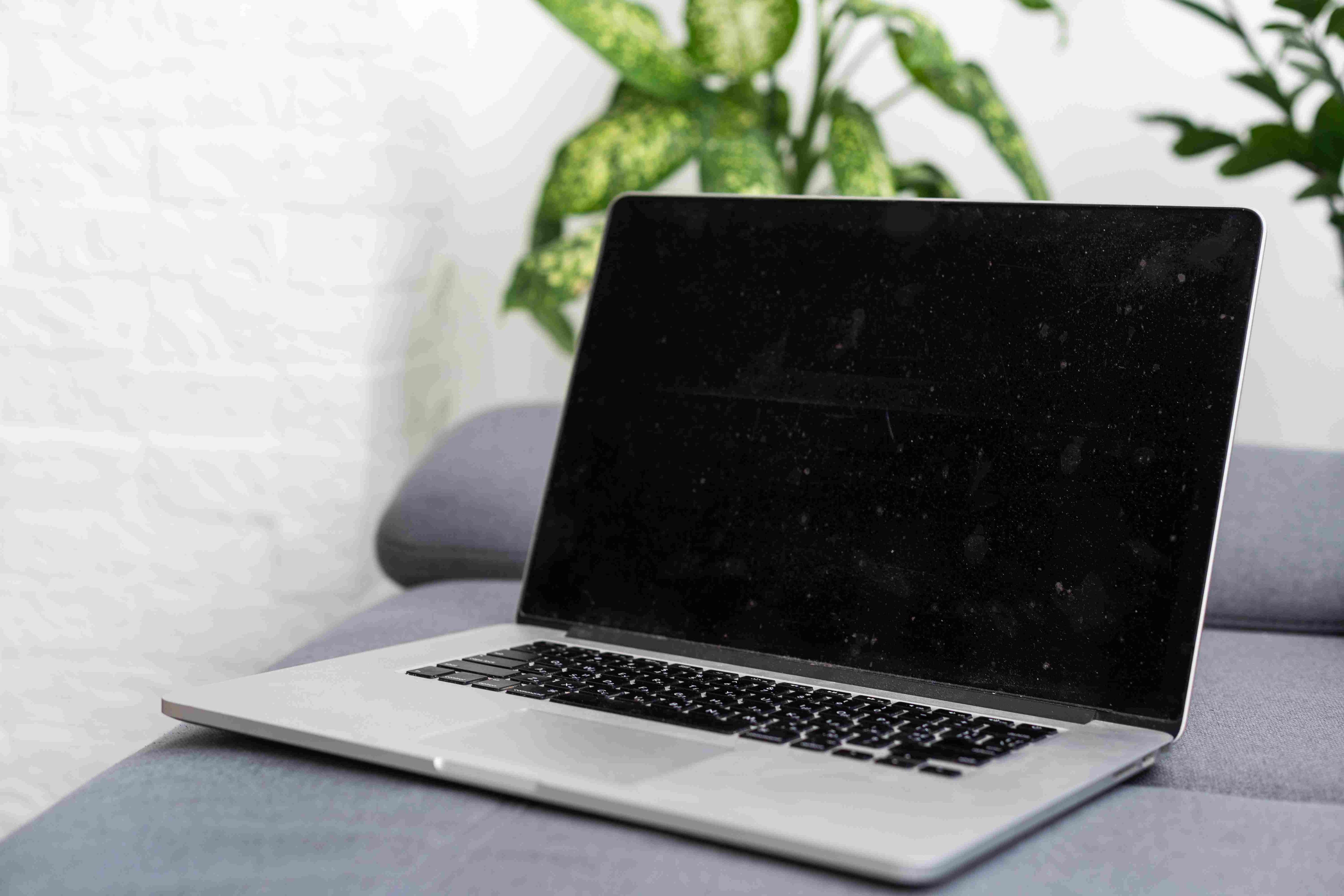 MacBook reste bloqué sur écran noir : que faire ?