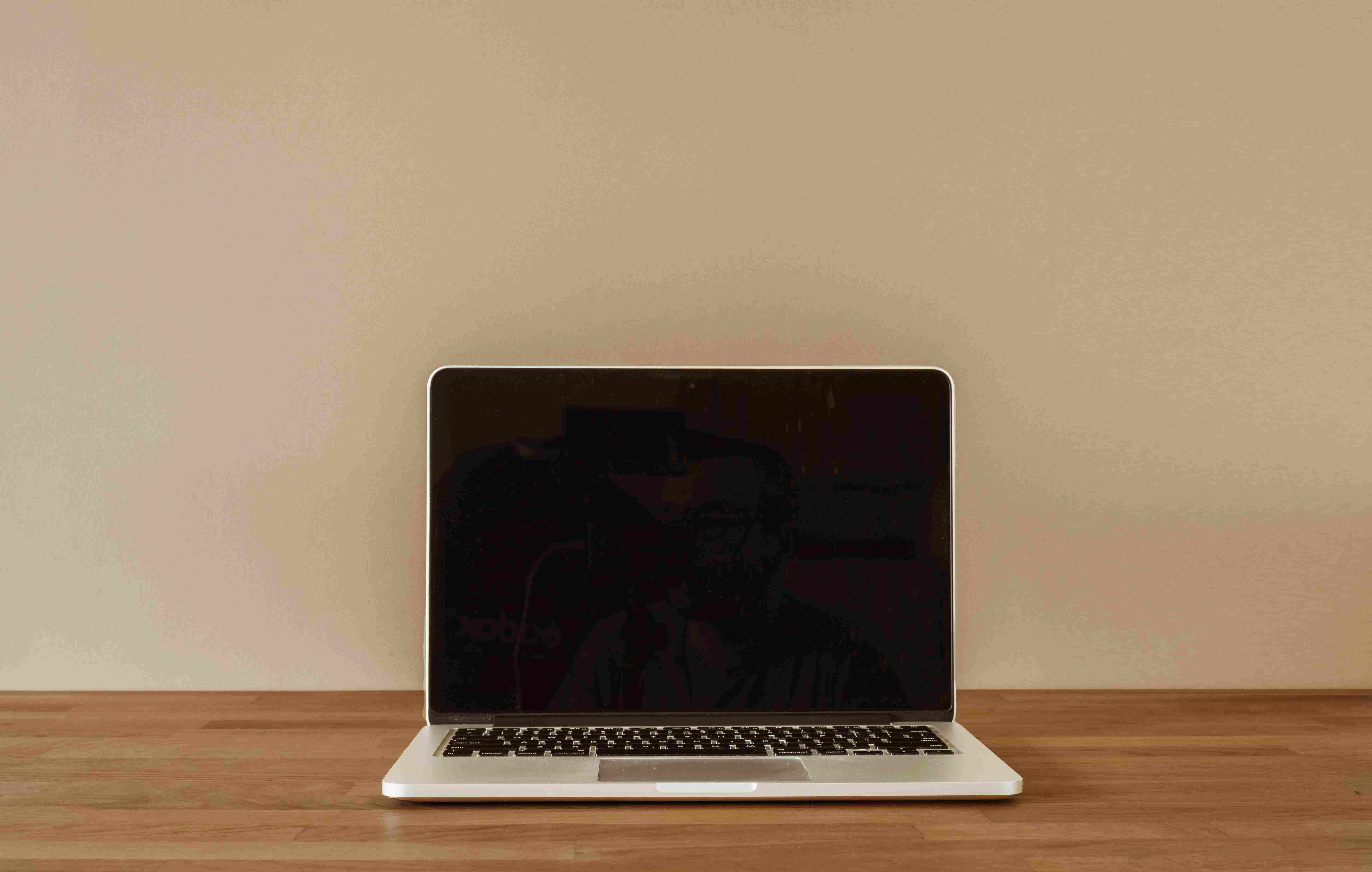 MacBook Pro écran noir après mise en veille : que faire ?