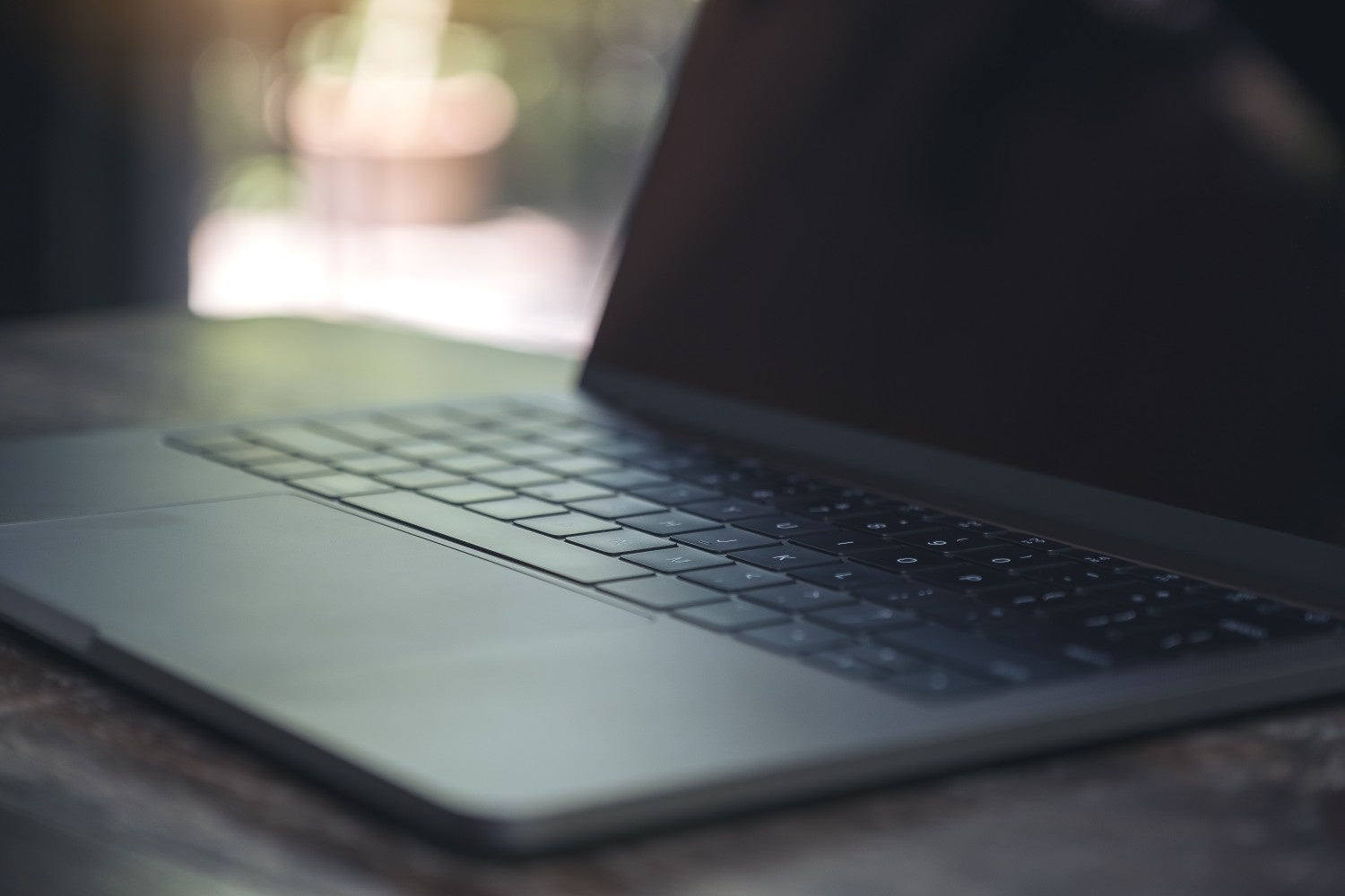 MacBook Pro écran noir : que faire si le ventilateur tourne encore ?