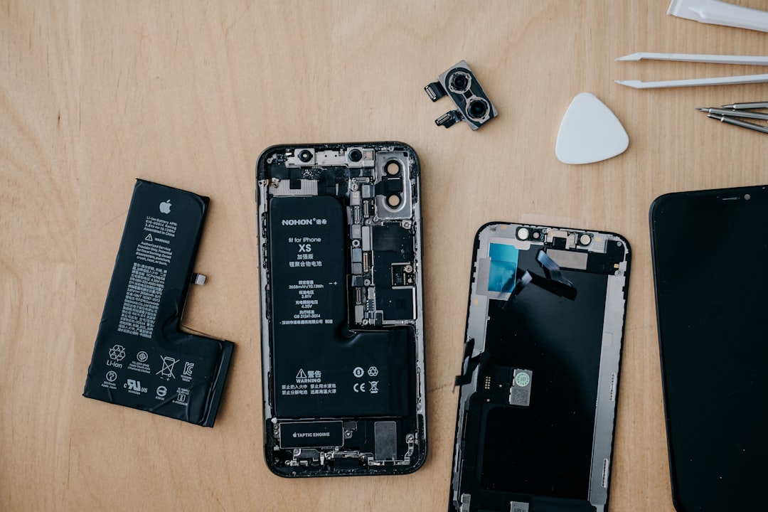 iPhone démonté avec batterie, écran et carte mère