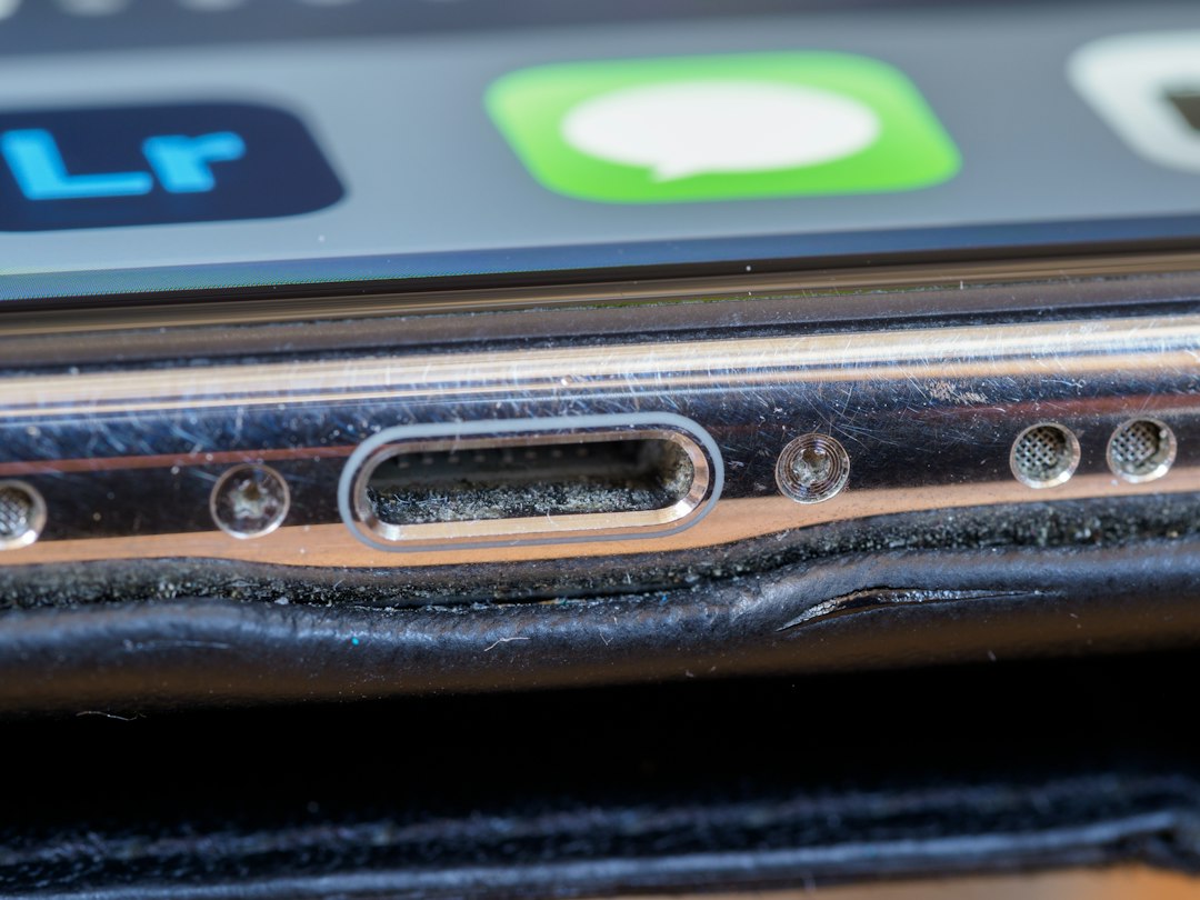 Grilles de haut-parleur et port de charge d'un iPhone encrassés