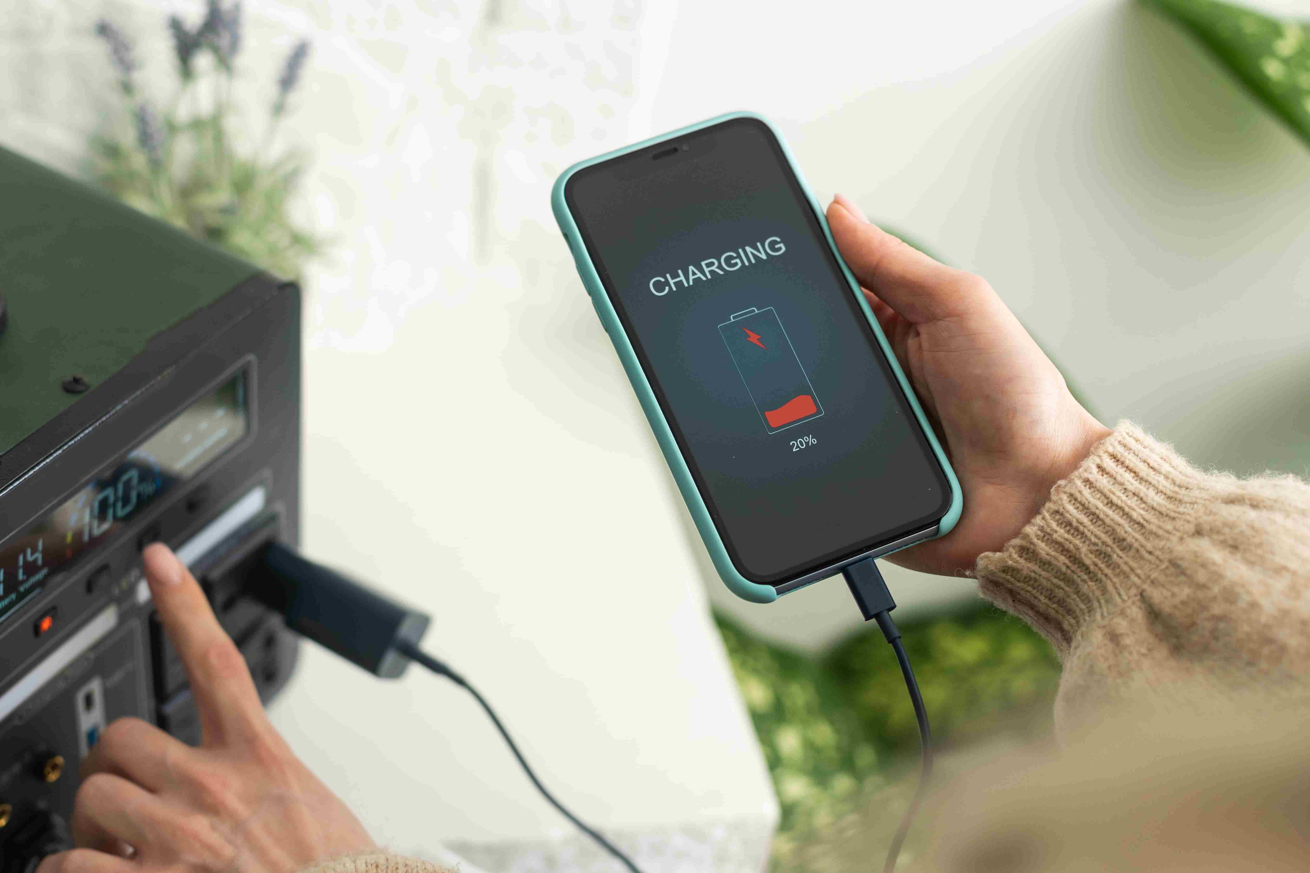 Pourquoi mon iPhone détecte le chargeur mais ne charge pas ?