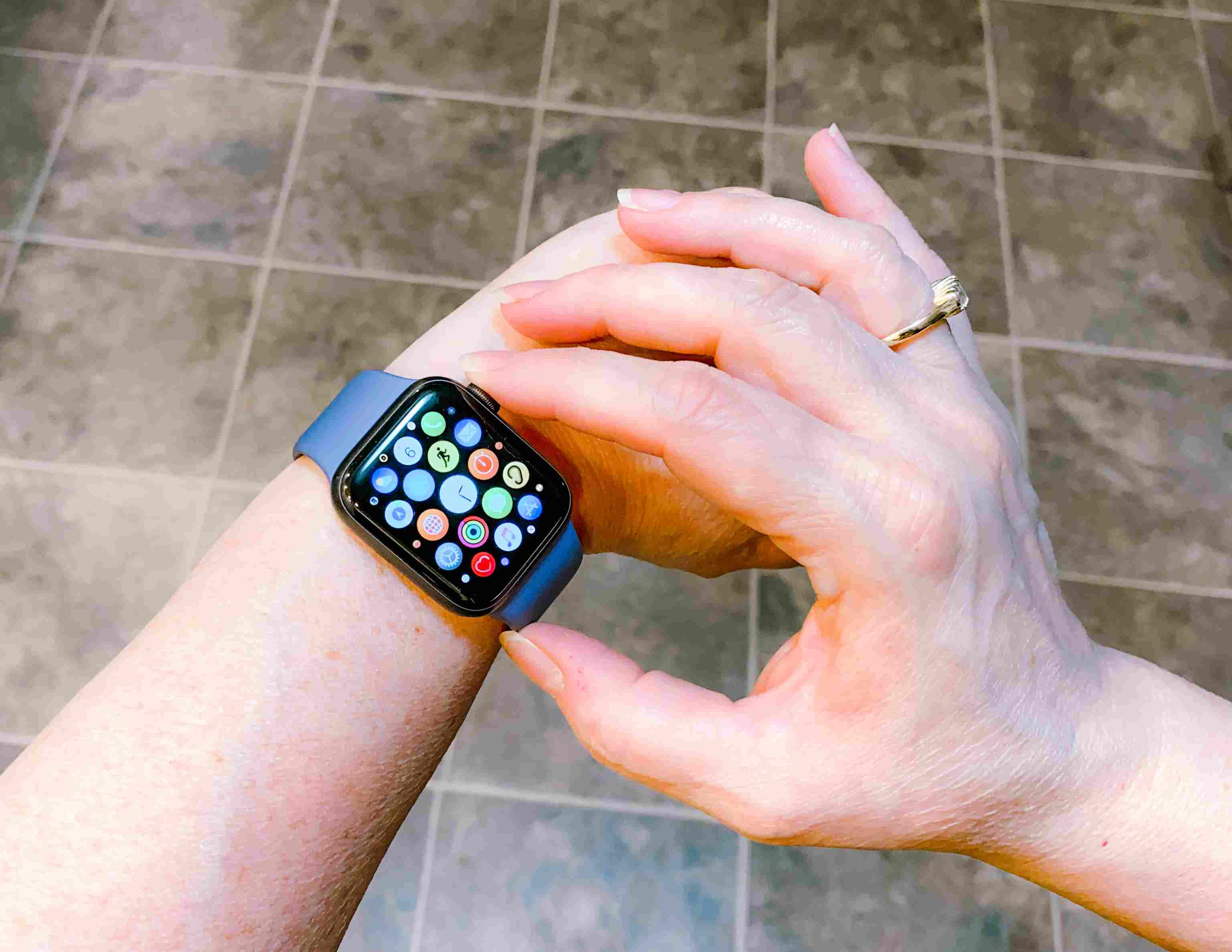 Apple Watch reste bloquée sur la pomme : 6 solutions pour la débloquer