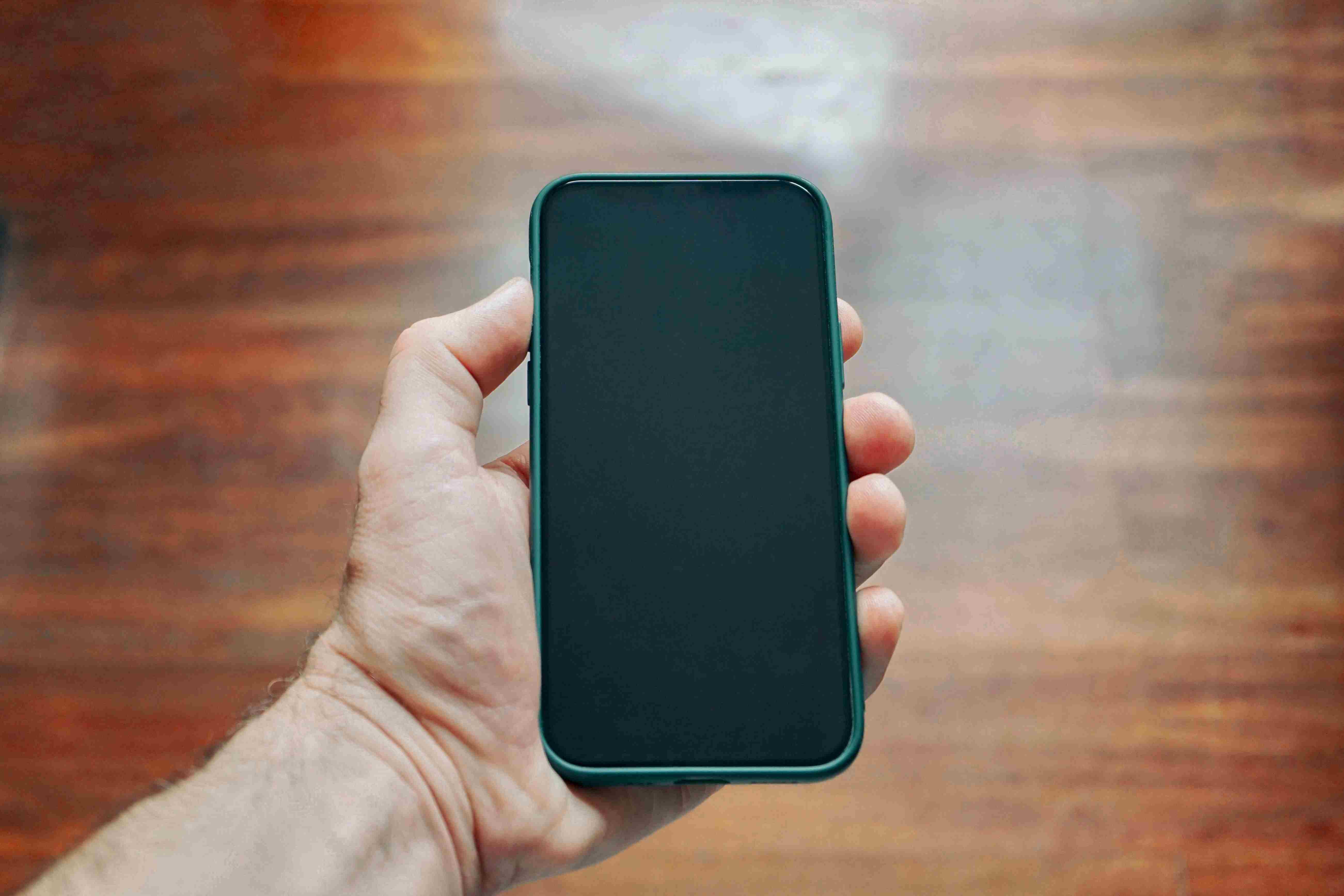 Comment enlever l’écran noir d’un iPhone : toutes les solutions