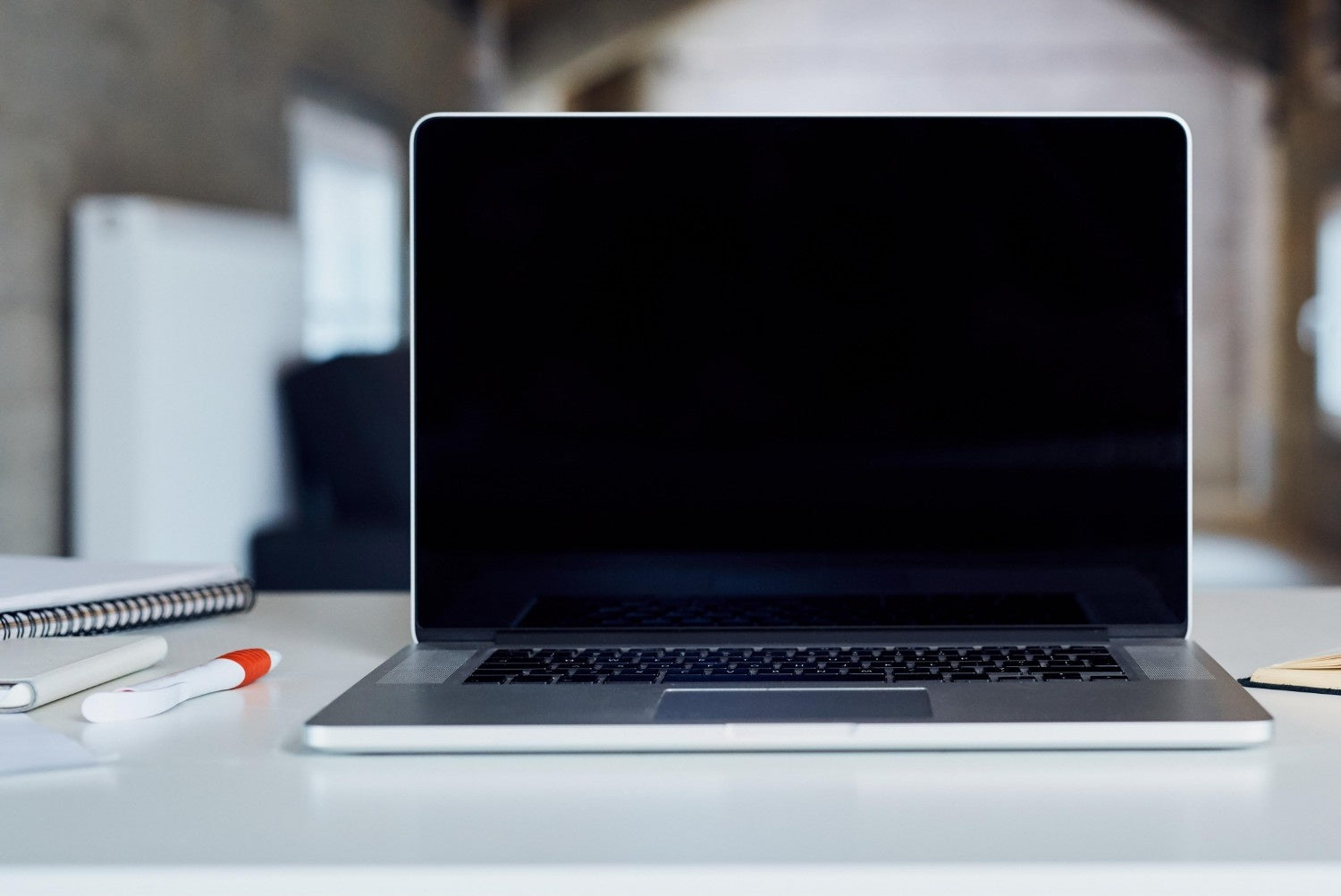 Écran noir sur votre MacBook Pro : solutions pour rallumer et réparer