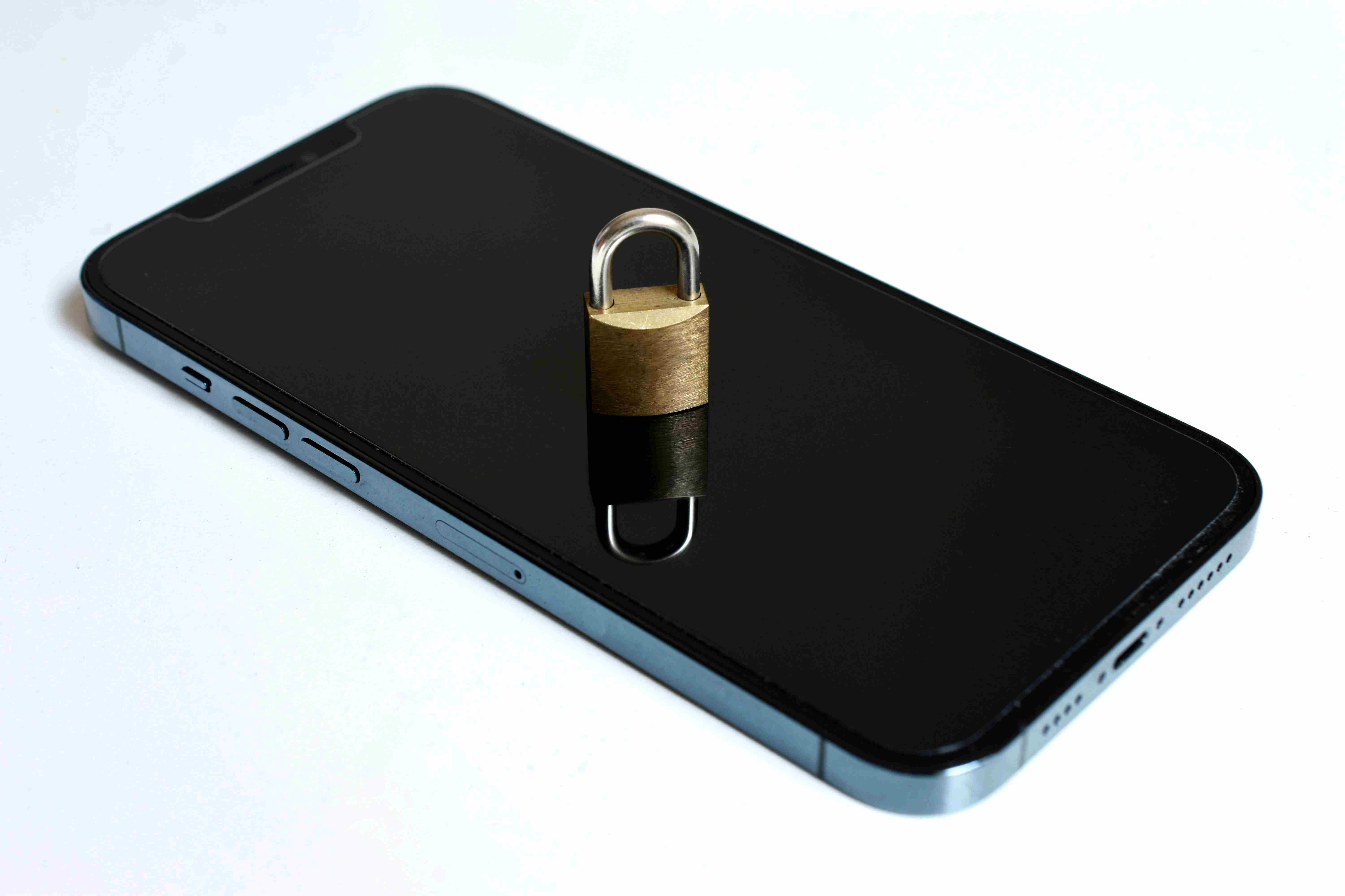 iPhone bloqué sur un écran noir au chargement : que faire ?