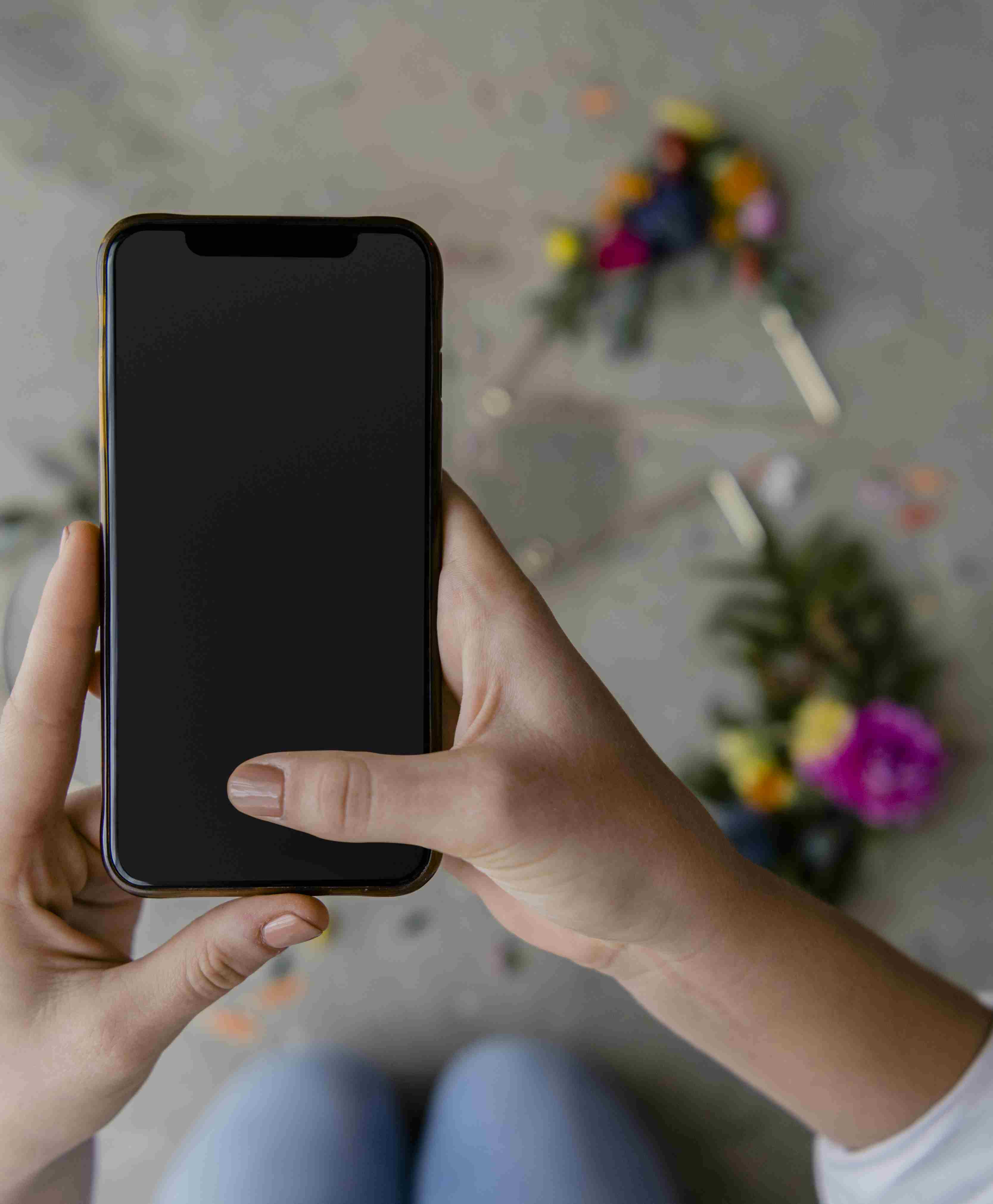 iPhone reste bloqué sur un écran noir : causes et solutions rapides