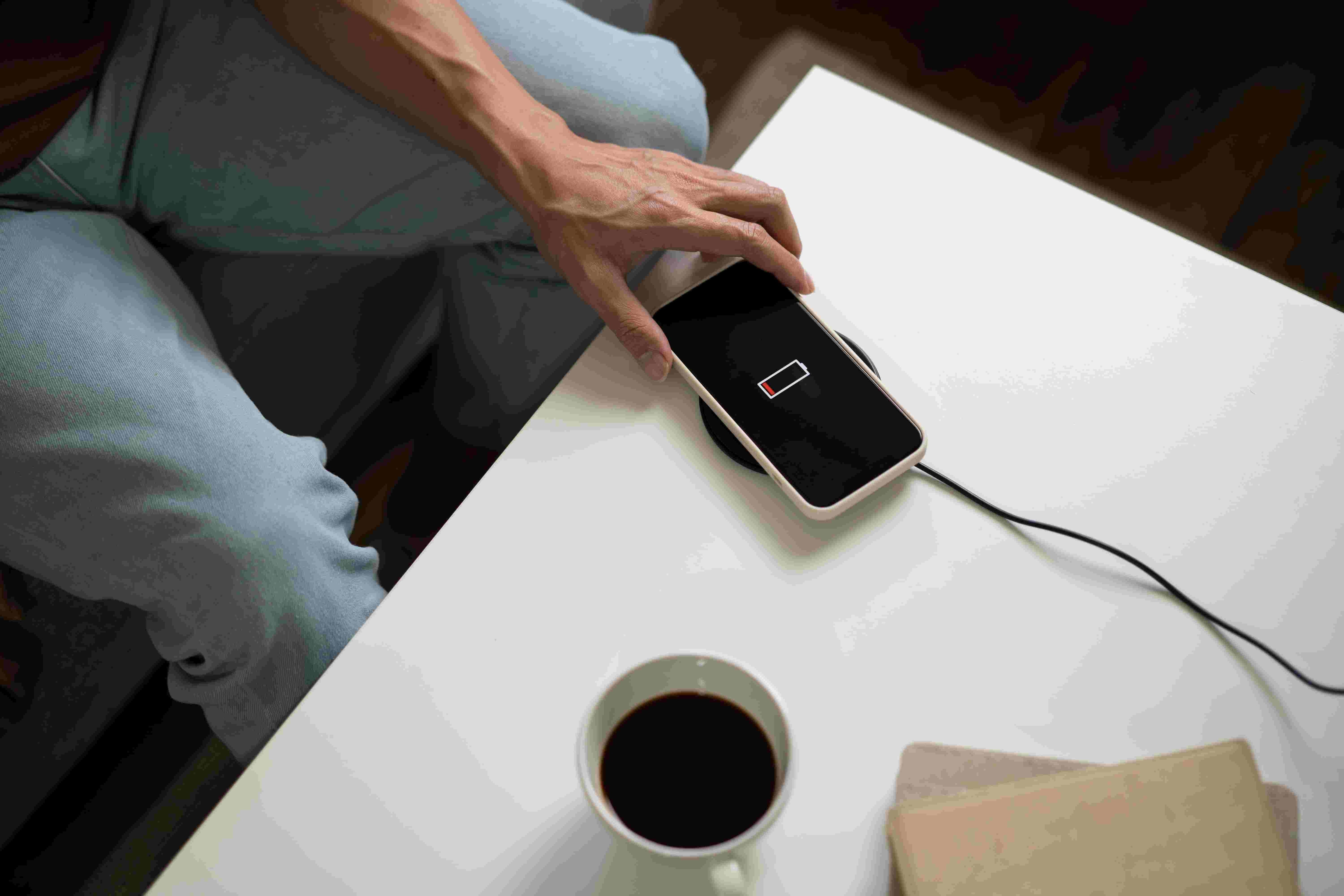 iPhone qui ne charge plus en induction : comment régler le problème ?
