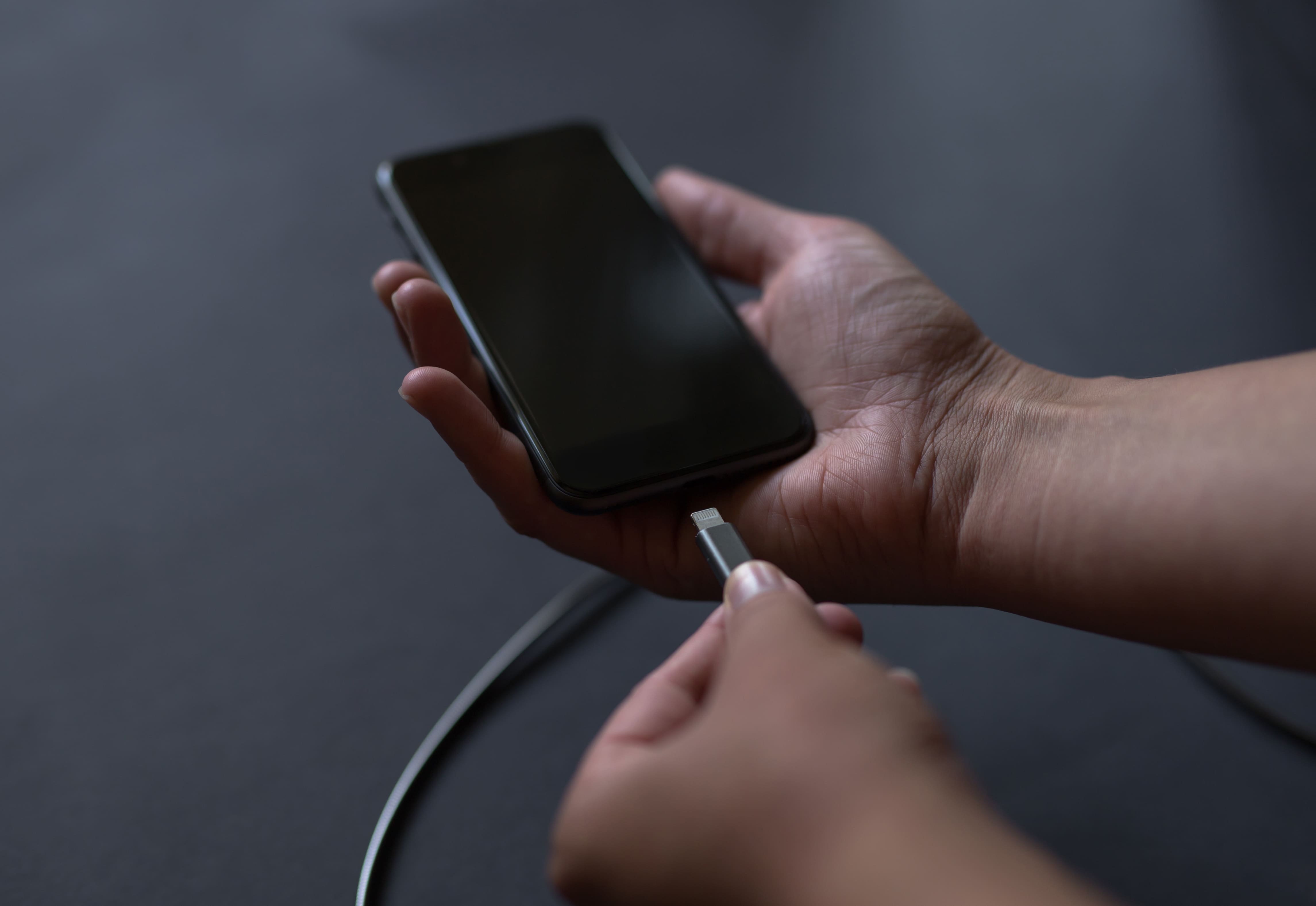 iPhone détecte le chargeur mais ne charge pas : solutions et réparations