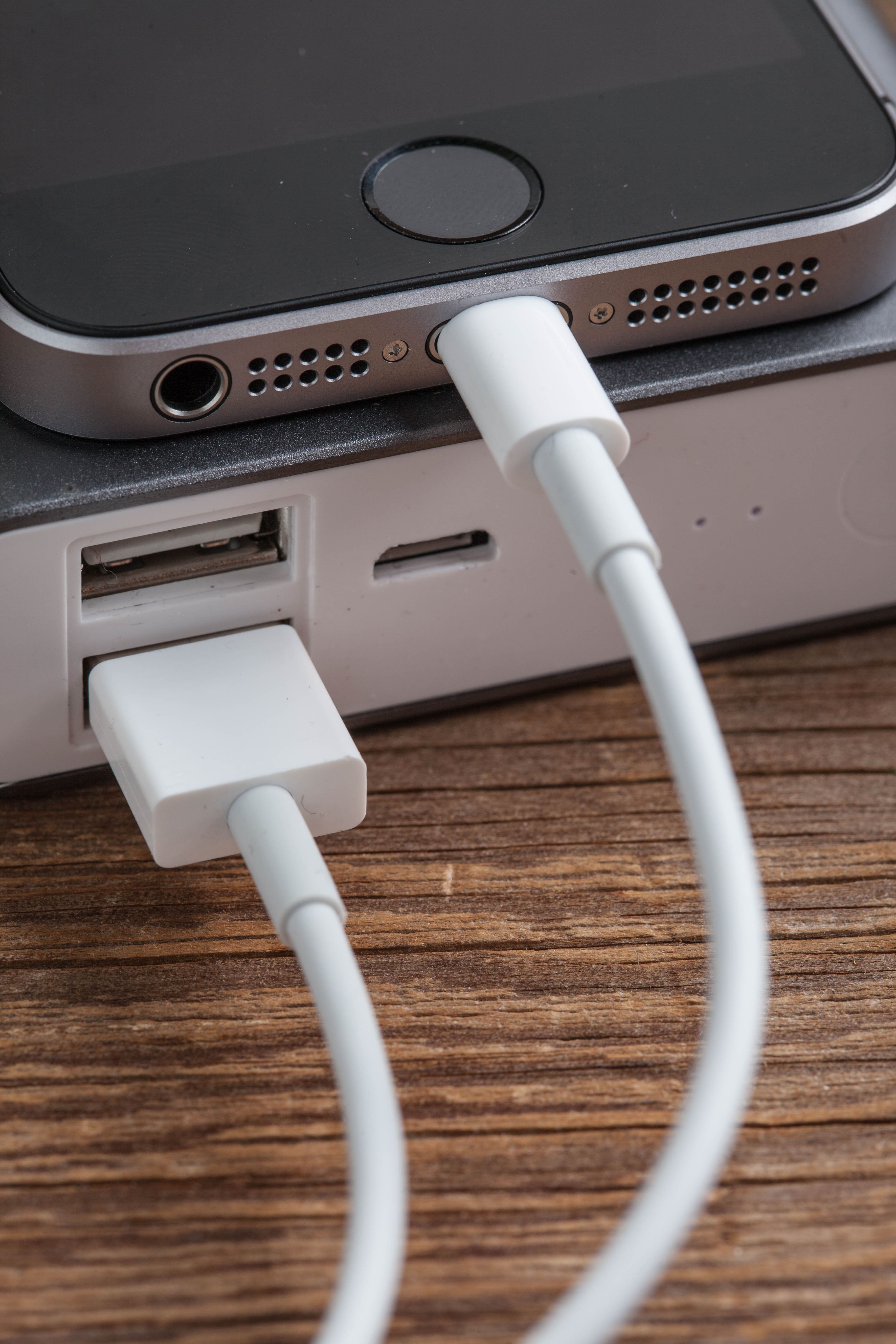 iPhone qui ne charge plus par câble : que faire pour le réparer ?
