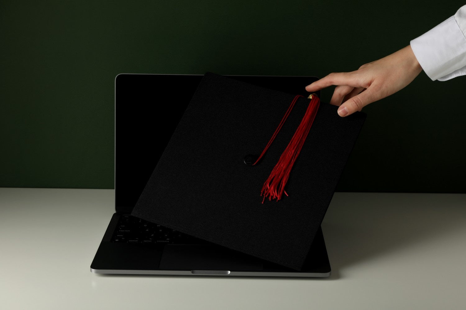 Mac écran noir avec souris visible : que faire ?