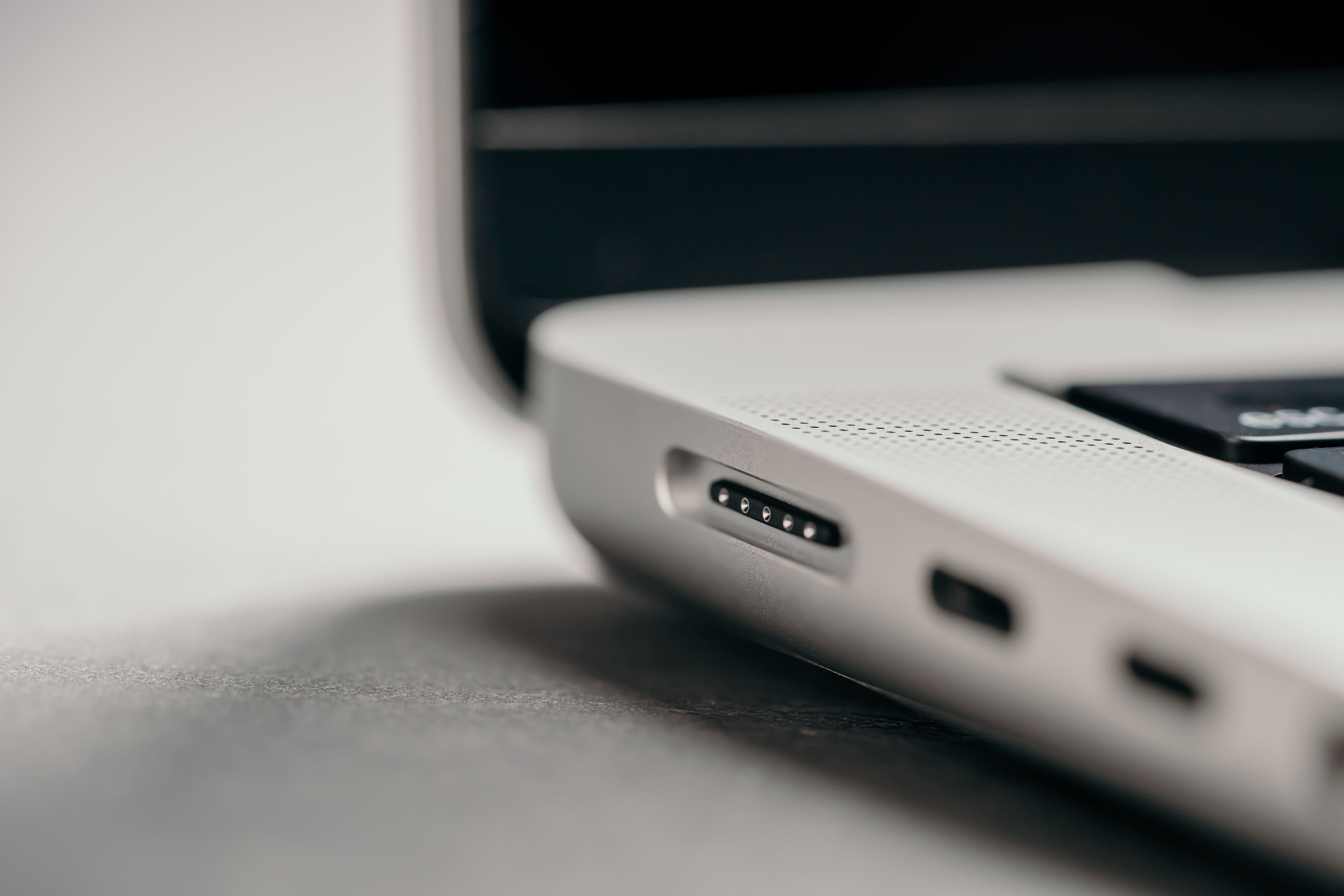 MacBook Air qui ne charge plus : solutions simples et efficaces