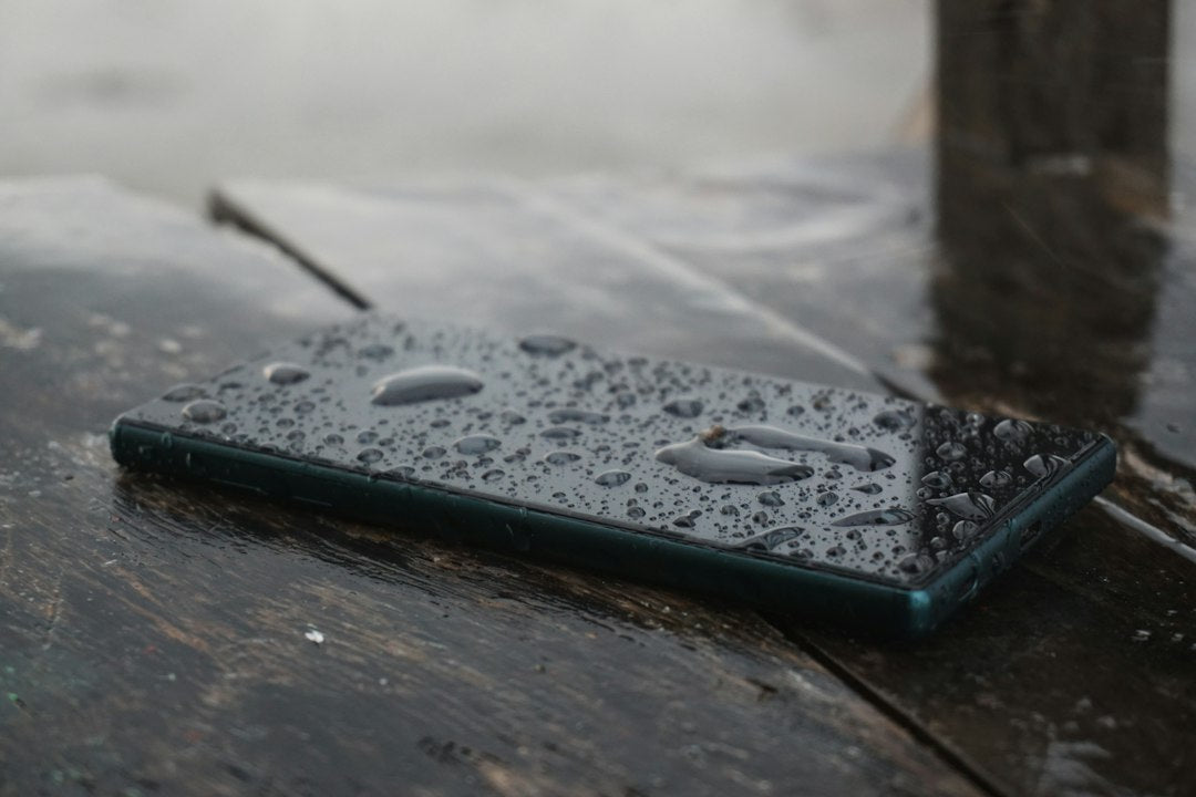 Smartphone couvert de gouttes d'eau