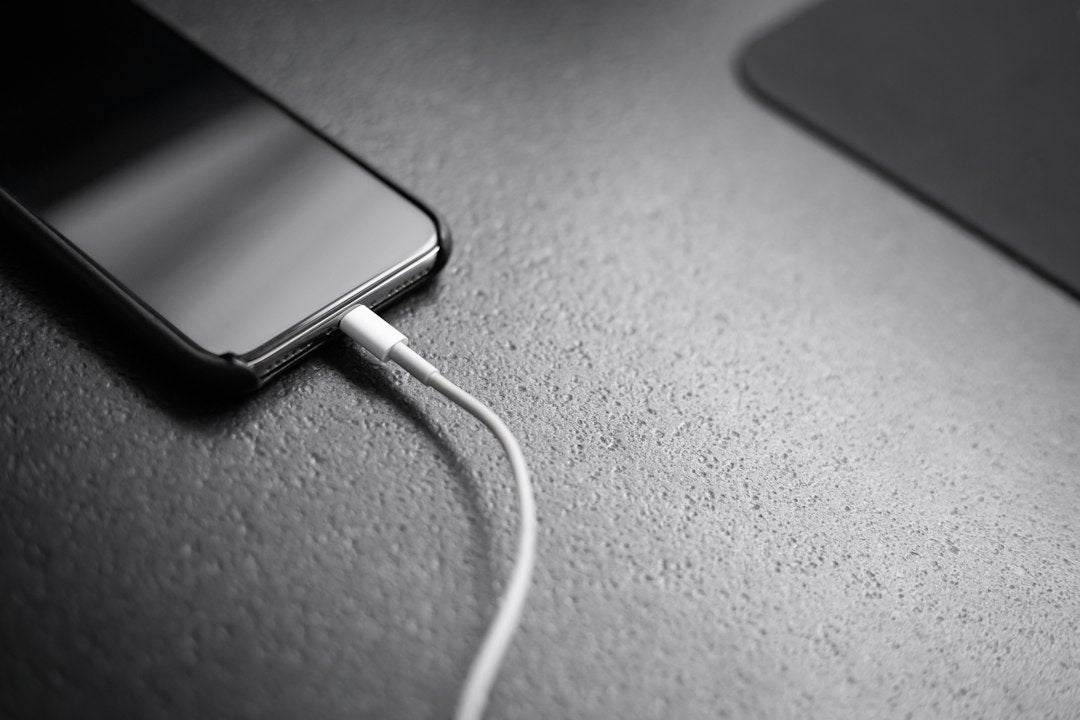 iPhone branché à son câble de charge