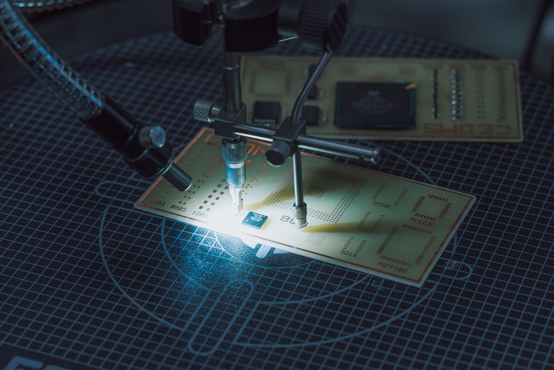 Micro-soudure de précision sur un circuit imprimé