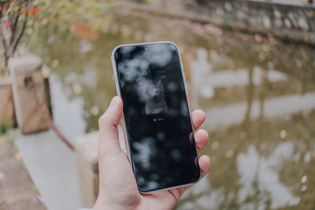 iPhone verrouillé tenu en main, déverrouillage Face ID impossible
