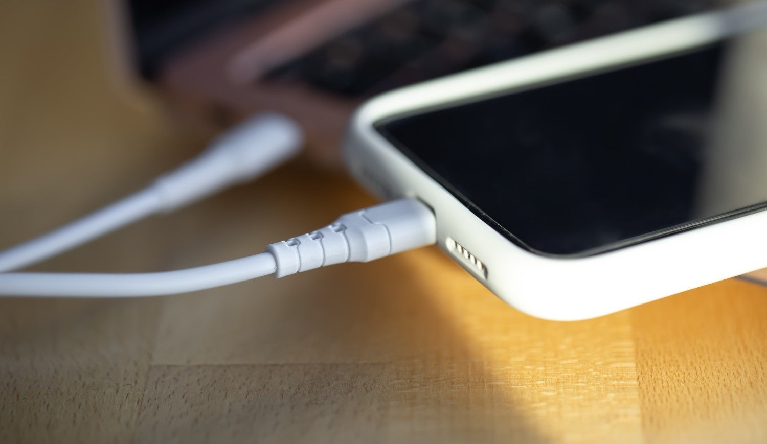 Pourquoi votre iPhone ne charge plus : causes et solutions efficaces