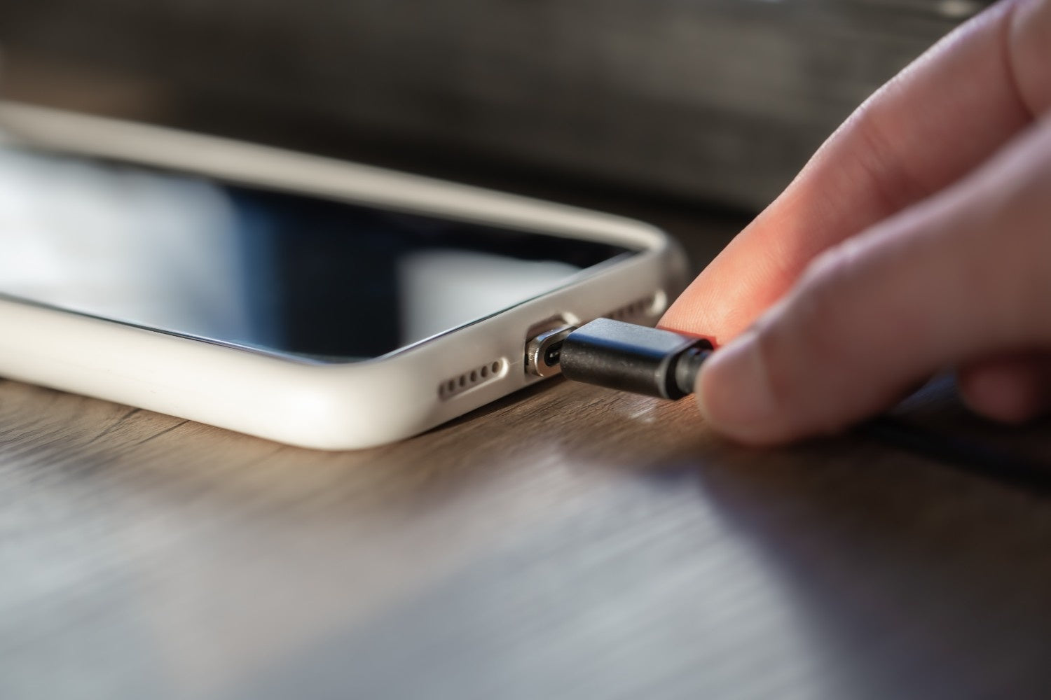 Port Lightning d’iPhone qui ne charge plus : diagnostic et réparations