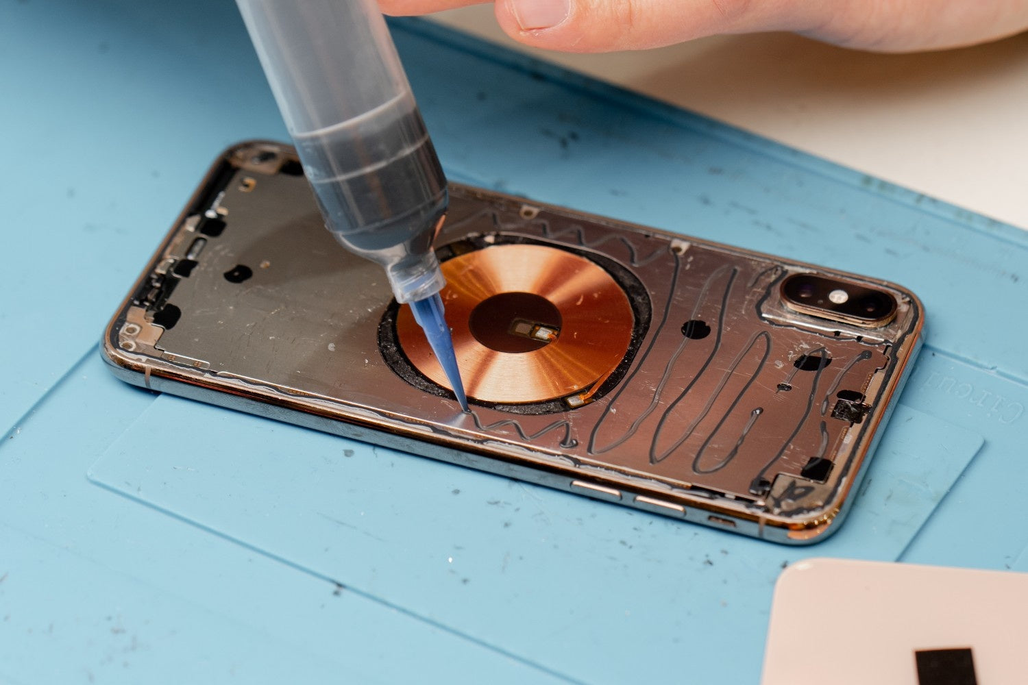 Vitre arrière d’iPhone cassée : que faire quand c’est grave ?