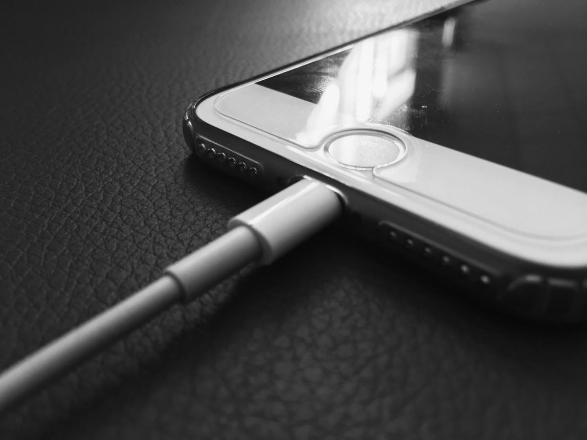 Pourquoi votre iPhone chauffe pendant la charge et comment y remédier